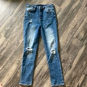 Risen medium washed  high rise skinny strait jeans. Distressing on the knees